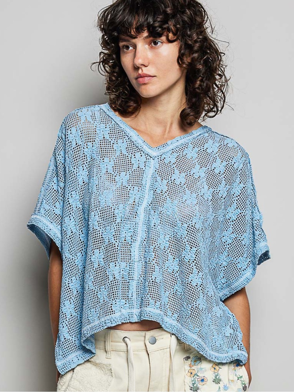 💕 NEW! POL Blue V-neck lace top